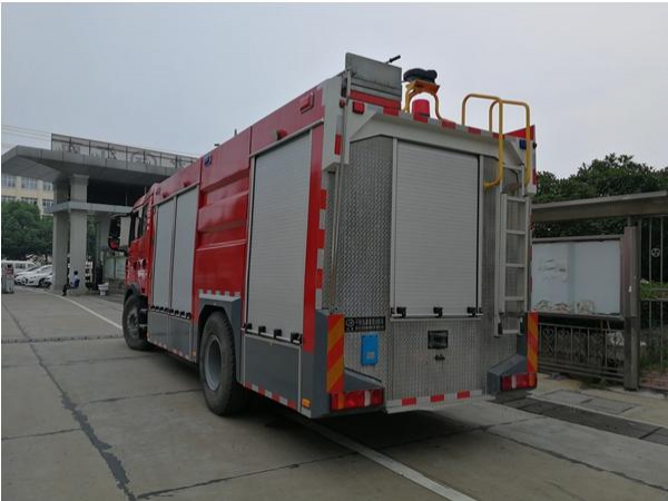 重汽豪沃干粉泡沫聯用消防車