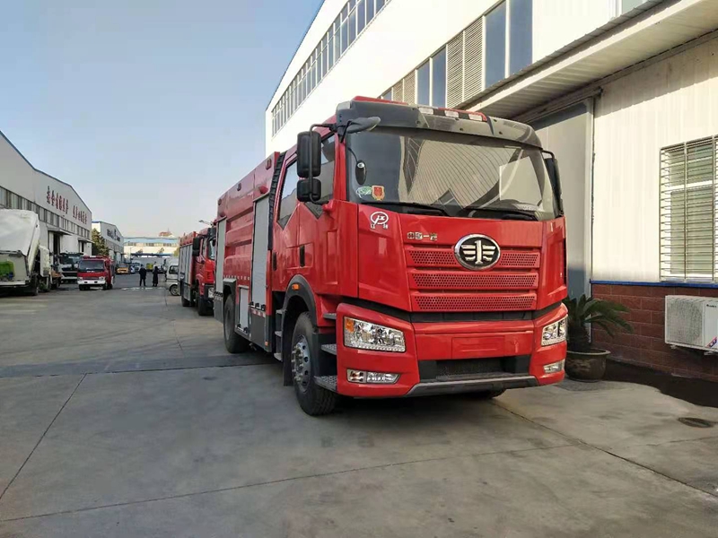 國六一汽解放8噸水罐消防車