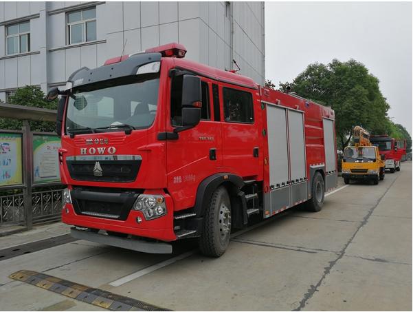 重汽豪沃干粉泡沫聯用消防車